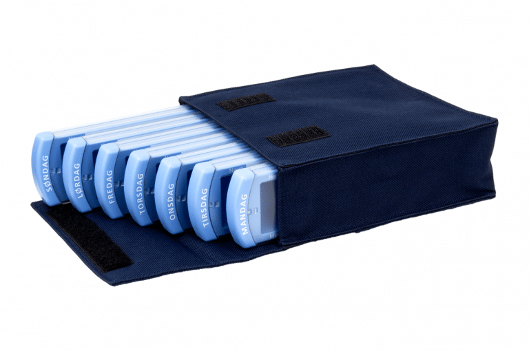 Medinizer-DK-No7-Bag-Dark-Blue-Open-pill-dispenser-Kibodan-danish-design